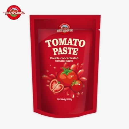 Pojemnik stand-up zawierający 80 g podwójnie skoncentrowanej pasty pomidorowej oferowanej z poziomami czystości wahającymi się od 30% do 100%