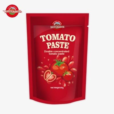 Pojemnik stand-up zawierający 80 g podwójnie skoncentrowanej pasty pomidorowej oferowanej z poziomami czystości wahającymi się od 30% do 100%
